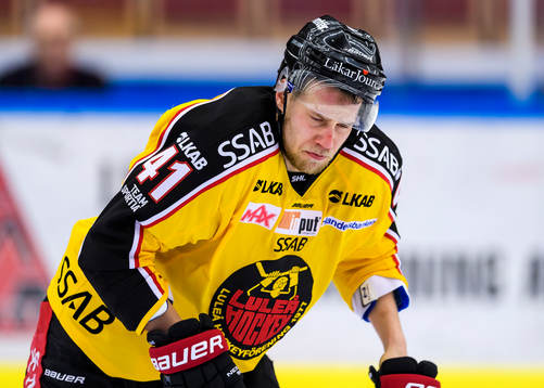 Luleås Ilari Melart grinar illa