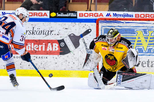 Växjös Olli Palola tappar kontrollen på pucken när han