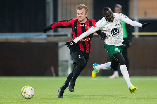 Brommapojkarnas Christopher Brandeborn i kamp om bollen med