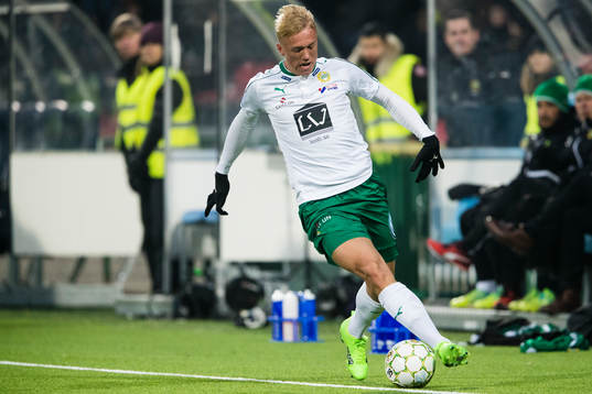 Hammarbys Isac Lidberg med bollen
