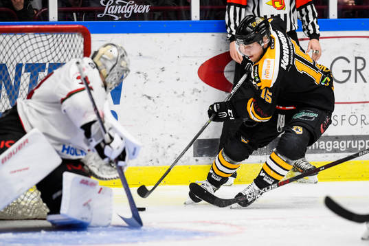 Panterns Alex Wemmenborn och Modos målvakt Erik Hanses