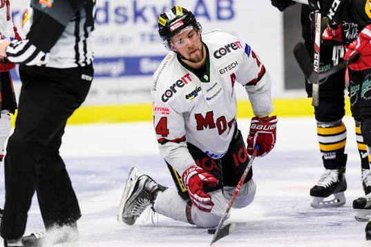 Modos Henrik Björklund har ont