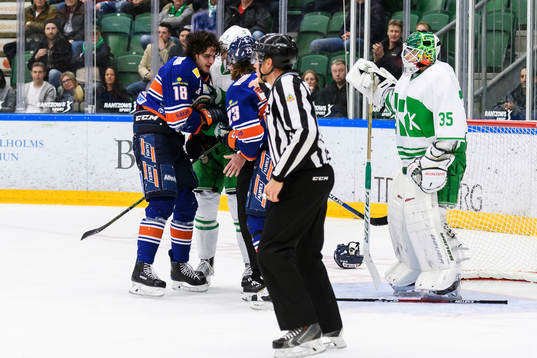 Växjös Dennis Everberg och Rögles Alen Bibic bråkar