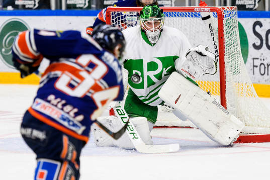 Växjös Olli Palola skjuter mot Rögles målvakt Oscar