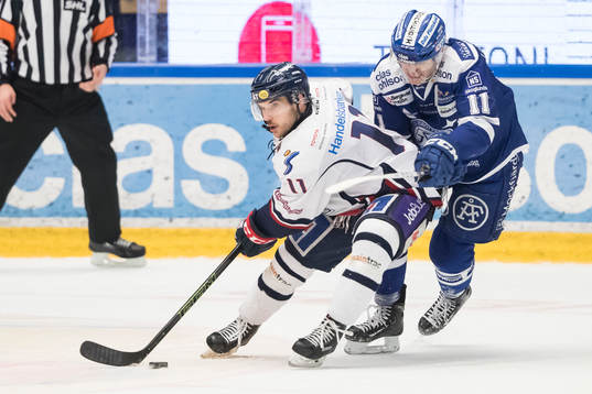 Leksands Martin Karlsson och Linköpings Garret Roe i kamp