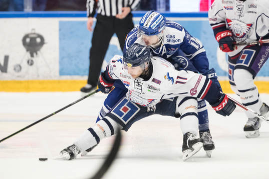 Leksands Martin Karlsson och Linköpings Garret Roe i kamp
