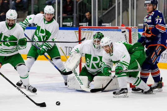 Växjös Pontus Netterberg oroar framför Rögles Kevin