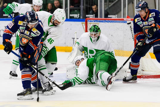 Växjös Erik Josefsson oroar framför Rögles målvakt