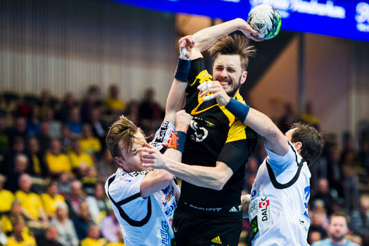 Skövdes Adam Samuelsson  och Alfred Ehn försvarar mot