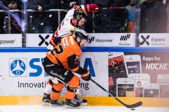 Örebros Johan Motin och Karlskronas Joachim Rohdin i kamp