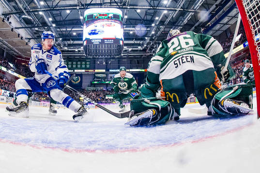 Leksands Sondre Olden i en kamp med Färjestads målvakt
