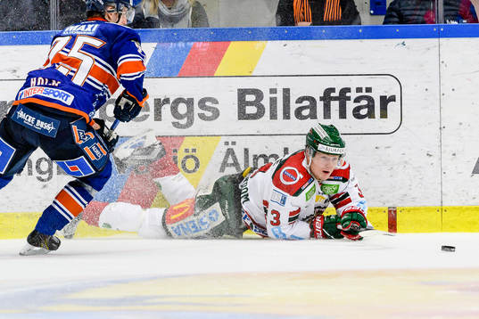 Frölundas Carl Grundström faller