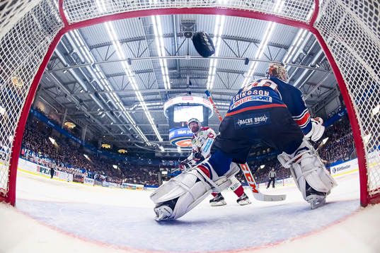 Frölundas Robin Figren skjuter pucken i mål bakom