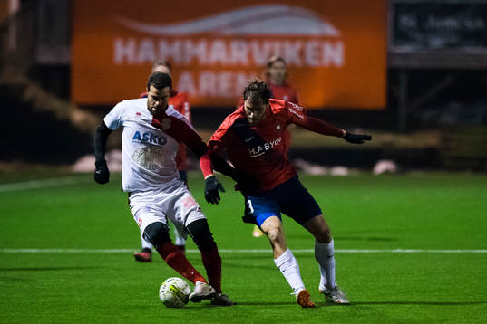 Örgrytes Johan Elmander i kamp om bollen med en