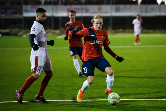 Assyriskas Galvan Ayob och Örgrytes Jonathan Sahrman i kamp om bollen