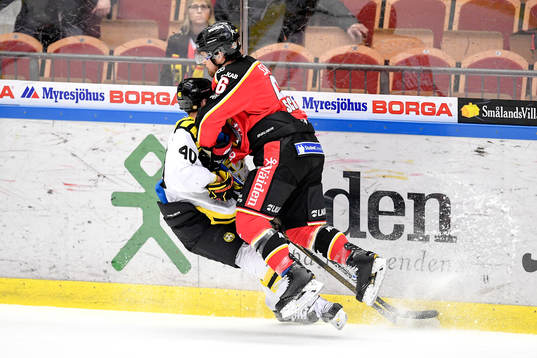 Luleås Craig Schira tacklar Brynäs Jesper Jensen