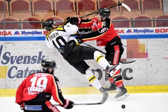 Luleås Craig Schira tacklar Brynäs Jesper Jensen