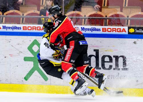 Luleås Craig Schira tacklar Brynäs Jesper Jensen