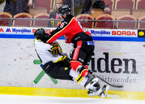 Luleås Craig Schira tacklar Brynäs Jesper Jensen