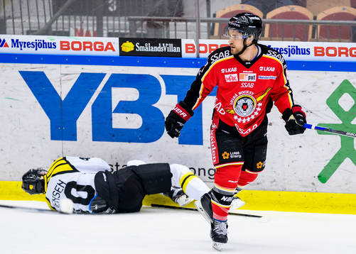 Luleås Craig Schira tacklar Brynäs Jesper Jensen