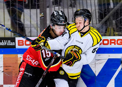 Luleås Christian Jaros tacklar Brynäs Jonathan Pudas