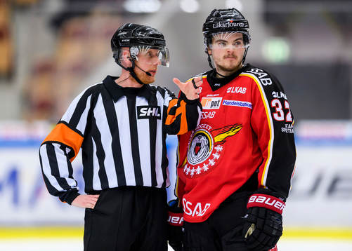 Domare Mikael Holm pratar med Luleås Oscar Engsund