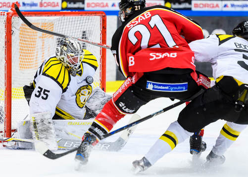 Brynäs målvakt David Rautio räddar ett skott från