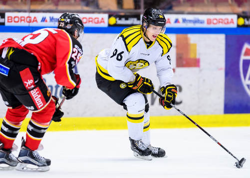 Brynäs Oskar Lindblom med pucken