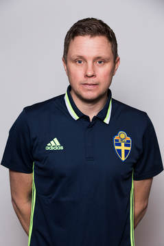 Domaren Markus Strömbergsson poserar för ett porträtt