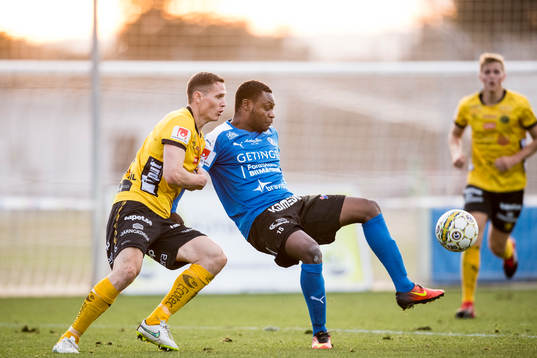 Elfsborgs Jon Jönsson i kamp med Halmstads Andre Ntambue