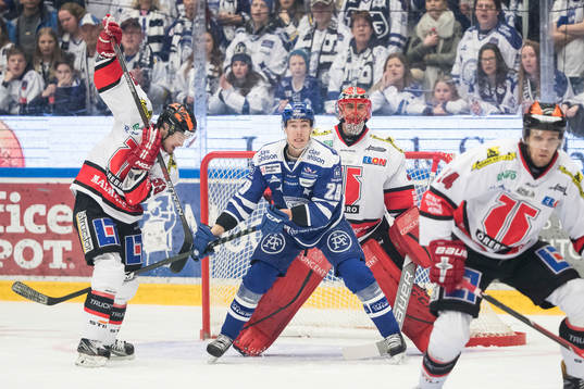 Leksands Tobias Forsberg framför Örebros Bobbo Petersson