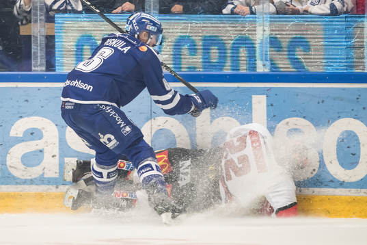 Leksands Joe Piskula tacklar Örebros Fredric Andersson i