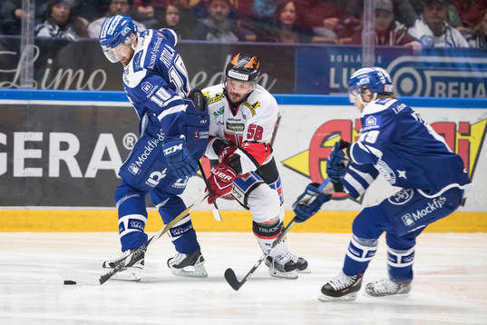 Leksands Mattias Ritola i kamp om pucken med Örebros