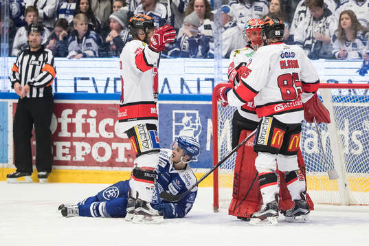 Leksands Johan Olofsson på isen framör Örebros målvakt