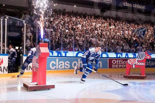 Leksands Eric Castonguay gör entre i ishockeymatchen i SHL