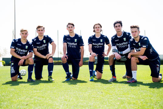 Edvin Dahlqvist, Erik Gunnarsson, Måns Saebbö, August Erlingmark, Tom Amos och Andreas Öman poserar för ett porträtt efter en träning med IFK Göteborg