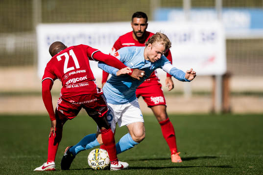Malmö FFs Oscar Lewicki faller