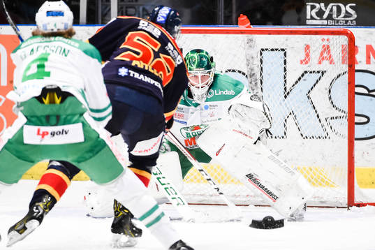 Djurgårdens Mikael Ahlén provar skott mot Rögles