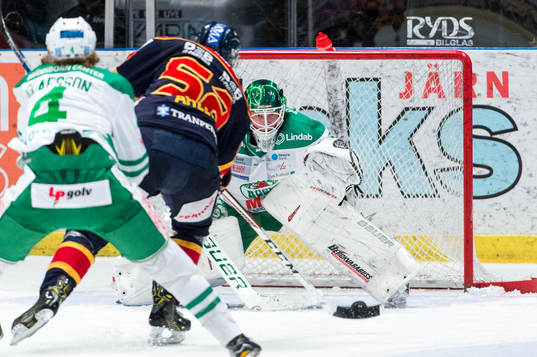 Djurgårdens Alexander Urbom missar ett friläge på