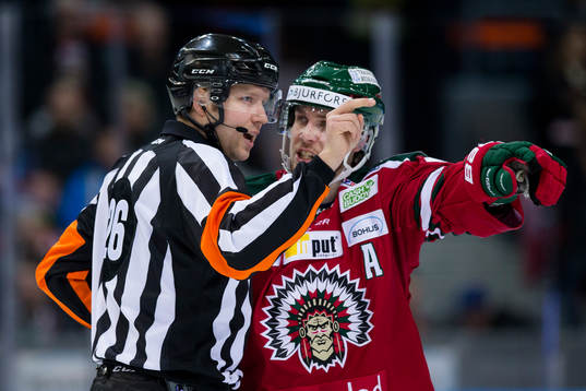 Frölundas Henrik Tömmernes i samtal med Domare Aleksi