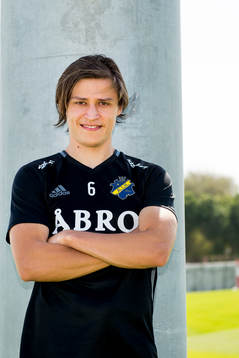 Simon Thern poserar före tt porträtt efter en träning med AIK