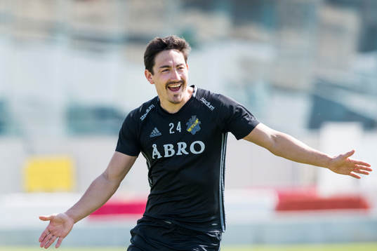 Stefan Ishizaki jublar