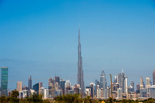 Översktsbild över Dubais centrum och skyline med Burj Khalifa i mitten