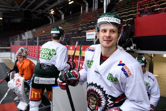 Frölundas Nicklas Lasu innan en ishockeyträning
