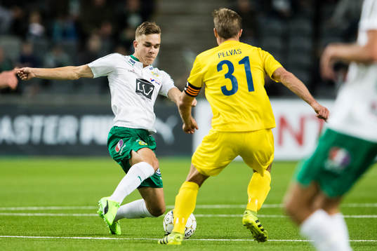 Hammarbys Dusan Jajic i kamp om bollen med HJK Helsingfors Akseli Pelvas