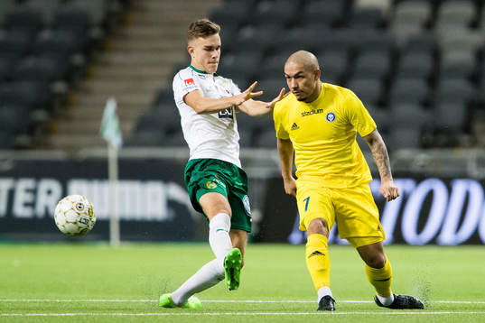 Hammarbys Dusan Jajic i kamp om bollen med HJK Helsingfors Moshtagh Yaghoubi