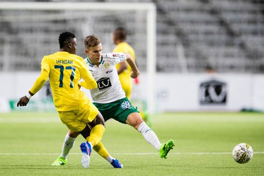 HJK Helsingfors Evans Mensah i kamp om bollen med Hammarbys Dusan Jajic