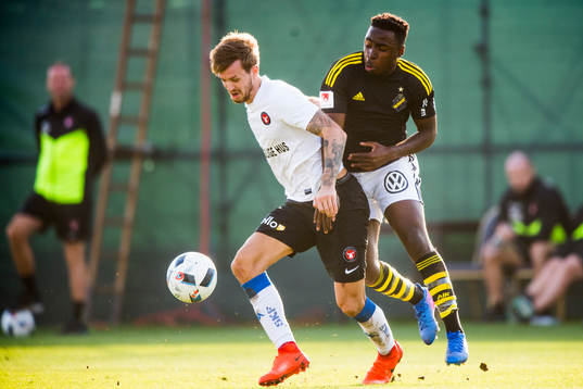 s Rickson Mansiamina och Midtjyllands Kian Hansen under fotbollsmatchen i Dubai International Cup mellan AIK och Midtjylland den 8 februari 2017 i Dubai.