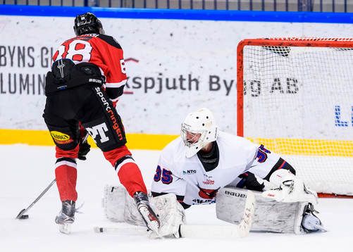 Piteås Erik Wikgren gör 5-2 bakom Kalixs målvakt Gustav