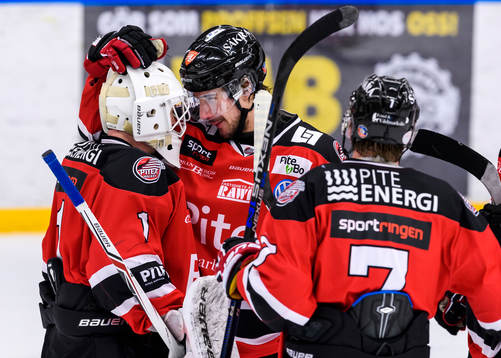 Piteås målvakt Joel Vännström jublar